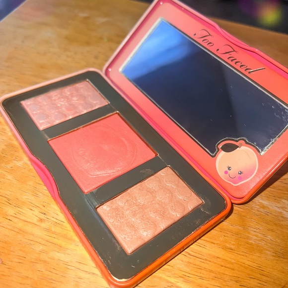 Too Faced Sweet Peach Glow Blush Pallet - Picture 4 of 5